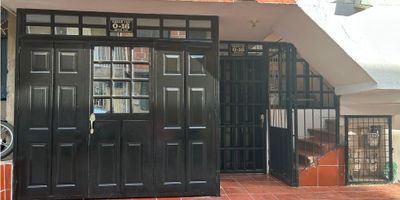 ? Se arrienda apartamento en Piedecuesta – Barrio Primavera 2

? Ubicación: Barrio Primavera 2, Piedecuesta
? Área construida: 54 m²
? Estrato: 2

✔ Consta de:


 
 3 habitaciones (1 de ellas puede funcionar como local o garaje)
 
 
 Sala y comedor
 
 
 Cocina
 
 
 1 baño
 
 
 Patio de ropas
 


? Papeles al día: escritura pública, impuestos y servicios (agua, gas y luz).

✅ Excelente oportunidad de inversión o vivienda propia.
