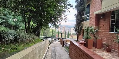 Casa en arriendo en excelente ubicacion cerca a la estacion del metro de Itagui, cerca al centro comercial mayorca, buenas rutas de transporte y acceso a vias principales como av. el poblado, av. las vegas, Itagui. La casa cuenta con dos amplias habitaciones, cocina integral, parqueadero privado, adicional la unidad cuenta con cancha, piscina, salon social. Que esperas para agendar tu cita.