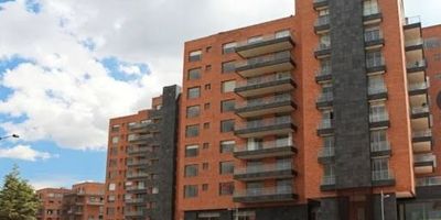 Excelente apartamento con muy buena iluminación, Conjunto Gran Reserva de Toscana, ubicado en cuarto piso, área construida 93 mts, área privada 83 mts, 3 alcobas, 2 baños, sala comedor con balcón, estudio, cocina integral con zona de ropas, 1 parqueadero y deposito, estrato 5. Conjunto club house, cuenta con piscina, gimnasio, zona infantil, salón comunal, 2 ascensores por torre, vías de acceso Av. Boyacá, Av. Esperanza.