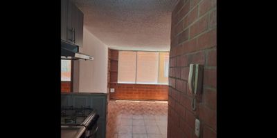 Descubre este acogedor apartamento ubicado en el conjunto residencial Altos de Ipanema, una excelente opción para quienes buscan comodidad y tranquilidad en una zona de constante valorización. Con un área de 42 metros cuadrados, el inmueble se encuentra en el segundo piso de un edificio de seis niveles. Cuenta con dos habitaciones, un baño, sala-comedor, cocina y zona de lavandería, con una distribución funcional que aprovecha cada espacio.

Su ubicación en el barrio Tierra Buena, localidad de Kennedy, ofrece fácil acceso a vías principales, transporte público, zonas comerciales y colegios, convirtiéndolo en un lugar ideal para vivir o invertir. Con 15 años de antigüedad, el conjunto se mantiene en buen estado y ofrece un ambiente familiar y seguro.

El valor de administración es de $89.400 y el precio de venta es de $140.000.000, una excelente oportunidad en el mercado actual.

No dejes pasar esta opción. Agenda tu visita y conoce personalmente este inmueble que puede convertirse en tu próximo hogar o en una inversión rentable a largo plazo.
