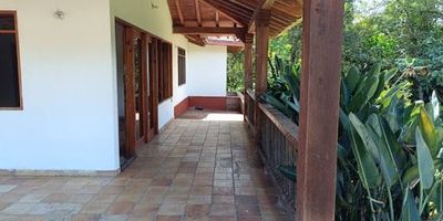  ¡Vive la tranquilidad y el encanto del campo en Rionegro, Antioquia! Se arrienda hermosa finca en el exclusivo sector Barro Blanco, un lugar perfecto para disfrutar del aire puro, la naturaleza y la comodidad que mereces. Canon de arrendamiento $5.500.000 Ubicación Rionegro  Sector Barro Blanco Características principales Lote de 2.500 m  amplio, verde y lleno de vida Construcción de 240 m, con espacios cómodos y bien distribuidos 3 amplias habitaciones llenas de luz natural 3 baños modernos y funcionales Sala y comedor con un ambiente cálido y acogedor Cocina integral totalmente equipada Patio y corredor ideales para descansar o compartir en familia Hermosa zona verde con árboles sembrados, perfecta para disfrutar de la naturaleza Parqueadero con capacidad para hasta 8 carros particulares Portón eléctrico, brindando comodidad y seguridad al ingreso, Esta finca es el lugar ideal para quienes buscan paz y privacidad y conexion con la naturaleza ! pregunta ahora y agenda tu cita !!