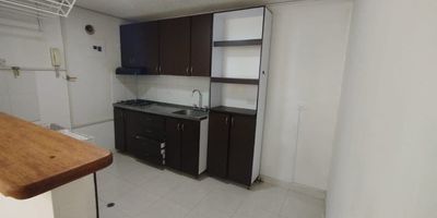 Se arrienda apartamento en LAURELES Se arrienda acogedor apartamentointernocon excelente iluminación natural, ideal para quienes buscan tranquilidad y buena ubicación en Medellín.Este apartamento cuenta con2 alcobas,1 baño completo,sala y comedorycocina semi integral, distribuidos en un espacio cómodo y bien ventilado.Ubicado cerca deléxito Laureles, conexcelentes rutas de transporte públicoy acceso a tiendas, supermercados y servicios esenciales, lo que facilita la movilidad y el día a día.Una opción práctica, bien ubicada y con un ambiente acogedor.¡Agenda tu visita y conócelo!