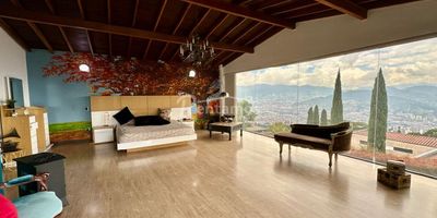 Casa amoblada en arriendo en El Poblado, Las Palmas. Cerca al cc Tesoro, colegio Euskadi y a Las Palmas, fácil acceso. La urbanización cuenta con portería 24/7,  amplias zonas verdes. Con 3 habitaciones más alcoba de servicio con baño, 5 baños, cocina integral, zona de ropas, sala-comedor amplia y terraza con deck y jacuzzi con vista a la ciudad. Además, cuenta con parqueadero privado para 4 vehículos  y 3 cuarto útil. ¡Agenda tu visita hoy mismo y encuentra tu nuevo hogar! Descubre más propiedades en: www.rentamospropiedadraiz.com. CODIGO:776573