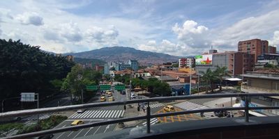 Apartamento en Arriendo en la Avenida Oriental, Medellin**
Gran oportunidad! Apartamento nuevo para estrenar, esquinero y disponible para arrendar en la Avenida Oriental. Cuenta con excelente visibilidad y esta ubicado en un punto estrategico.
Disfruta de una ubicacion privilegiada en el corazon de la ciudad, perfecto para quienes buscan comodidad, modernidad y cercania a todo.
Contactanos para mas informacion y agenda tu visita!