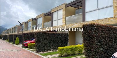 DALA Inmobiliaria vende hermosa casa en Chía, Cundinamarca, consta de: sala, comedor con chimenea, estudio, cocina integral, zona de lavandería, baño auxiliar, amplia zon de estar, jacuzzi con calentador idependiente, zona de BBQ, 2 parqueaderos,  segundo nivel: dos habitaciones auxiliares con closet, un baño auxiliar completo, habitación principal cn closet, baño privado, y balcón, cerca a transporte público. 

La casa cuenta con circuito de camaras, punto e carga para vehiculos electricos de 110W.

El conjunto cuenta zonas sociales: zona verde, parque infantil, arenero, cancha de funtob, gym y piscina.

No dejes pasar esta oportunidad única de tener el hogar que siempre soñaste, Contáctanos ahora mismo y hagamos realidad tus sueños con DALA Inmobiliaria, Si estás buscando inmobiliarias en Chía, somos tu mejor opción. También manejamos Bienes Inmuebles en Cajicá y Cota. Cod 1951 A-A
