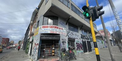 Se arrienda amplio local comercial tercer piso sobre avenida principal, ideal para negocios que buscan visibilidad y funcionalidad. En el primer piso dispone de dos accesos con rejas hacia la calle, área de trabajo y un baño; el segundo nivel ofrece un espacio abierto con baño, y el tercer piso cuenta con 64 m² que pueden destinarse a oficina o bodega, también con baño. El inmueble cuenta con servicios de agua y luz, incluyendo conexión trifásica eléctrica, lo que lo hace perfecto para diferentes tipos de actividades comerciales e industriales livianas.