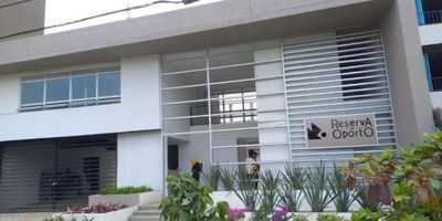 Descubre la comodidad y elegancia en este encantador apartamento ubicado en una de las zonas más exclusivas de la ciudad. Sala-Comedor, Cocina integral a Gas Natural, Con 2 habitaciones con closet, amplias y luminosas, 1 baño moderno y funcional, y una distribución de 52 metros cuadrados que aprovecha al máximo cada espacio, este hogar es ideal para quienes buscan confort y estilo. Además, su ubicación estratégica te brinda fácil acceso a servicios, comercios y áreas verdes. No pierdas la oportunidad de vivir en este lugar único. Para más información, contacta a Carlos Andrés Rojas al número 3183964170. ¡Haz de este apartamento tu nuevo hogar!