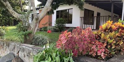 ¡Disfruta de la vida campestre en Medio Dapa! Experimenta la vida campestre sin perder las ventajas de la vida urbana, si es así, esta casa es para ti. A tan solo 20 minutos de Dapa Mall tenemos esta casa de 240 mts2, rodeada de un gran terreno de más de 1.956 mts2. Esta casa campestre cuenta con 4 amplias habitaciones cada una con su propio baño además de baño social. Sala comedor, cocina, sala de tv y zona de oficios completa. Acueducto veredal y casa para el mayordomo de 60 mts2 que incluye 2 habitaciones, cocineta, baño y zona de oficios.