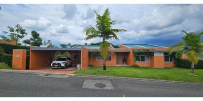 Invierte en ti e invierte para toda la vida.Aprovecha esta oportunidad porque no tendrás otra igual.

En venta casa campestre, ubicada en condominio cerrado, localizado en un exclusivo sector de la ciudad de Pereira, en medio de una reserva natural, rodeada de paisajes inspiradores y cerca de las comodidades de la Ciudad, mientras estás en un lugar tranquilo.

Esta casa, diseñada y construida en un sólo nivel, es funcional y contemporánea. Al entrar, encuentras un hall grande e iluminado con vista a la zona verde privada, que de inmediato te conecta con la naturaleza y el entorno verde.

Su distribución interna se divide en dos módulos. En uno, se encuentra la parte social y de servicios compuesta por zona de ropas independiente, estudio (o cuarta alcoba), baño completo, cocina abierta y un amplio salón comedor en doble altura que se integra a la terraza cubierta en la cual se encuentra una chimenea, creando un ambiente muy acogedor. 

El otro módulo está compuesto por la parte privada, la cual incluye 3 alcobas, todas con baño privado y la principal, cuenta con vestier y terraza hacia la zona verde.

El lote es mixto. Una parte plana sobre la que se encuentra la construcción y parte de la zona verde y otra parte inclinada que puedes aprovechar para sembrar árboles o construir una piscina con horizonte infinito aprovechando el clima de Pereira.

Desde aquí se aprecia un hermoso paisaje e incluso, en dias soleados, se puede ver el Nevado del Ruiz.

Contáctanos.

 

 
