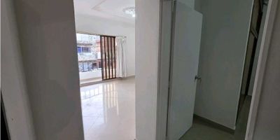 Amplio y cómodo apartamento ubicado en el reconocido sector de La América, con un área total de 90 m². Situado en el segundo piso, cuenta con una excelente distribución: 3 habitaciones, 2 baños, zona de ropas independiente, balcón y cocina integralEl inmueble se destaca por su buena iluminación natural, ventilación y ubicación estratégica cerca de vías principales, transporte público, parques 