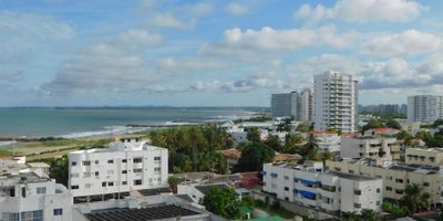 Apartamento amoblado para arriendo, ubicado en el barrio Crespo - Cartagena; encuentra tranquilidad y un agradable ambiente familiar en sector exclusivo de la ciudad, pensando en el bienestar de los tuyos, en edificio de 13 pisos, 4 torres cuenta con ascensores, parqueadero cubierto, piscina para adultos y niños, gimnasio, salón social para eventos, zona de juegos infantiles, vigilancia privada las 24/7, sistema cerrado de TV; el apto consta de balcón y vista al mar, 2 habitaciones, 2 baños, sala - comedor, baño social, cocina integral cerrada, zona de labores, mobiliario moderno; a pocos metros de senderos peatonales, zonas verdes, a pocos pasos del aeropuerto, almacenes de cadena, restaurantes, panaderías, tiendas cabecera de barrio, iglesia, transporte publico cercano, cómodas vías de acceso, la oportunidad ideal que estabas esperando.