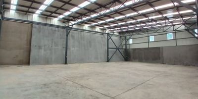 Busca Bodega en arriendo en el centro de Pereira? Tenemos esta excelente opcion en arriendo de 530 metros cuadrados, estrategicamente ubicada en el centro de Pereira, en esquina de alta visibilidad y facil acceso. Cuenta con puerta electrica y opcion de parqueadero para mayor comodidad. Su diseno permite instalar una puerta intermedia para dividir el espacio en dos bodegas independientes, ideal para diferentes tipos de negocio o almacenamiento. Espacio amplio, funcional y seguro, con excelente ubicacion cerca de vias principales, comercios y transporte publico. Perfecta para empresas que buscan una bodega versatil en el corazon de la ciudad. No esperes mas comunicate con nosotros.