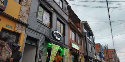 Se arrienda local comercial en el barrio Restrepo – excelente ubicación.
Local ubicado en el segundo piso con mezanine, con un área total de 150 m², ideal para diferentes tipos de negocio. Se encuentra en una zona altamente comercial, a solo una cuadra de la estación de TransMilenio del Restrepo y media cuadra de la Avenida Primera de Mayo, garantizando gran flujo peatonal y fácil acceso. Excelente iluminación natural y Ubicación estratégica sobre corredor comercial
Apto para restaurante, bar, academia de conducción, billares u otros comercios.
