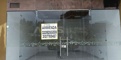 Atos Inmobiliaria arrienda local comercial estratégicamente ubicado cerca del Estadio la Independencia, la Glorieta del Gobernador, Makro y Unicentro, en un edificio moderno y de alta visibilidad. El local cuenta con un área de 47.48 m², ideal para posicionar tu negocio en una zona de alto flujo vehicular y peatonal. ¡No esperes más! Contáctanos y agenda tu cita hoy mismo.