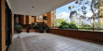 ¿Buscas amplitud, naturaleza y confort? Este espectacular apartamento en La Florida, El Poblado, es un verdadero oasis urbano. Rodeado de arboleda y con vista verde, ofrece 235 m² (185 m² privados + 50 m² de terraza integrada). Cuenta con 3 alcobas con baño y vestier, sala de TV, salón comedor, baño social, cocina cerrada (opción de integrar), zona de ropas amplia y alcoba de servicio con baño. Acabados en mármol y madera natural. Incluye 2 parqueaderos paralelos y cuarto útil. La unidad residencial ofrece portería 24 h, sendero ecológico, parqueaderos de visitantes y completas amenidades. Impuesto predial trimestral: $1.943.052. Ideal para quienes valoran la tranquilidad, el diseño y una ubicación privilegiada en Medellín. ¡Agenda tu visita y enamórate!