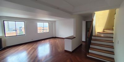 Apartamento Dúplex en arriendo en Bellavista Chapinero – 126 m², Piso 7. Vive con estilo y comodidad en este espectacular apartamento ubicado en una de las zonas más exclusivas y tranquilas de Chapinero Alto. Con una excelente distribución y acabados modernos, este dúplex cuenta con 3 habitaciones, 3 baños completos, baño social, 3 balcones con vista a la ciudad y a las montañas, cocina cerrada totalmente equipada, cuarto y baño de servicio, zona de ropas independiente y 2 garajes. Disfruta de espacios amplios, luminosos y ventilados que brindan una sensación de confort y privacidad en cada rincón. ¡Agenda tu visita y enamórate de este hermoso dúplex!