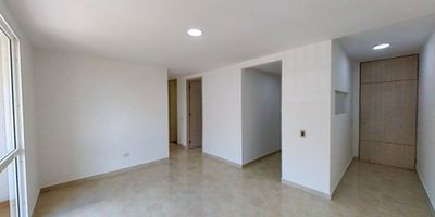 Apartamento en venta de 63m2, con vista interior, ubicado en piso 3ero (Torre G Apto 303). Consta de 3 habitaciones, 2 baños, sala comedor, balcón, cocina y zona de lavandería. Tiene piso cerámico en todas sus zonas. El conjunto cuenta piscina, zona húmeda, juegos de niños, 2 salones sociales, parqueadero comunal y vigilancia privada las 24 horas. Cerca a centros comerciales Jardín Plaza y Unicentro cerca a almacenes de cadena La 14 y Éxito; cerca a colegios Comunidad Home School y colegio Franciscano Pio XII; cerca a universidad San Martín y Autónoma; cerca a parada del MIO (Universidades), Vías de acceso por la carrera 120 y la calle 50.
