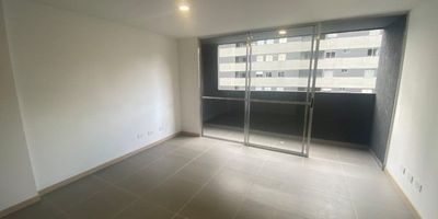 Codigo 28951. Apartamento en arriendo ubicado en Medellin sector Santa feCaracterísticas:• 2 habitaciones (principal con vestier y baño privado)• 2 baños completos• Sala comedor• Balcón con vista urbana• Cocina integral abierta con mesón en quarztone, cubierta a gas y campana extractora• Zona de ropas independiente• Parqueadero sencillo privado• Área construida: 70 m²• Piso 21 – un solo nivel• Estrato 5• Estado: Usado en excelente condiciónDescripción:Este moderno apartamento en el sector Santa Fe, combina una ubicación estratégica, diseño contemporáneo y acabados de alta calidad. El espacio cuenta con una zona social amplia y luminosa, perfecta para disfrutar en familia o con amigos, además de un balcón que brinda ventilación natural y una agradable vista.La habitación principal dispone de vestier, baño privado con cabina en vidrio templado y pisos laminados, mientras que la segunda habitación cuenta con clóset y el mismo estilo de acabados. La cocina abierta con mesón en quarztone y zona de ropas independiente completan un espacio funcional y acogedor.Entorno:Ubicado cerca de la Avenida Regional, Avenida Guayabal y el Zoológico de Medellín, este sector ofrece excelente conectividad con el centro y el sur de la ciudad. Cuenta con cercanía a restaurantes, zonas comerciales y acceso a transporte público.Zonas comunes:Portería 24 horas, coworking, gimnasio, salón social, zona BBQ, parque infantil, piscinas para adultos y niños, jacuzzi y parqueadero de visitantes.Nota:Canon mensual: $3.350.000Agenda tu visita con Grupo Santamaría y descubre tu próximo hogar en Guayabal, un espacio moderno, completo y bien ubicado.