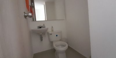 Hermoso apartamento con excelentes acabados, gran iluminacion natural y excelente distribucion, ideal para vivir en plena tranquilidad disfrutando de la vista que nos ofrece, se acomoda a la perfeccion para compartir y crear bellos momentos al lado de tus amigos y seres queridos. Tiene zonas comunes adecuadas para salir de la monotonia y poner tu mente y cuerpo a descansar. No te quedes con las ganas de vivir esta gran experiencia, comunicate con nosotros, te brindaremos la mejor atencion.
Excelentes vias de acceso y buen transporte publico. Tienes cerca, colegios, supermercados, hospital, iglesia y lugares comodos para salir y dar una buena caminada. Sector plano de Sabaneta.