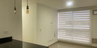 ÚNICO EN CHÍA – Apartamento de **cuarenta y un metros cuadrados** con Parqueadero Cubierto

**CARACTERÍSTICAS PRINCIPALES:**

* **Dos habitaciones** amplias y bien iluminadas
* **Un baño** moderno con acabados de alta calidad
* **Cuarenta y un metros cuadrados** perfectamente distribuidos
* **Parqueadero propio cubierto** incluido en el precio
* **Ascensor** desde el sótano hasta todos los niveles
* **Club House exclusivo** con gimnasio, salón social y zona BBQ

**DESCRIPCIÓN DETALLADA:**
Este acogedor apartamento combina comodidad, funcionalidad y estilo contemporáneo. Su distribución optimiza cada metro cuadrado, ofreciendo un espacio perfecto para vivir o invertir. La zona social cuenta con sala-comedor integrada y una cocina abierta tipo americana con mesón en granito y gabinetes superiores e inferiores. Las habitaciones cuentan con closets empotrados y excelente entrada de luz natural.

Los acabados son de primera calidad: pisos en cerámica tipo madera, carpintería moderna y venta