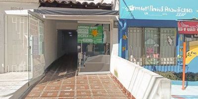 Agradable casa ubicada en el sector de Laureles, en la calle 36, piso 1, tiene un área de 300 metros aproximadamente. El inmueble cuenta con: 4 alcobas, 3 baños cabinados, 3 closets, sala y comedor, cocina integral, y piso en cerámica.
Los datos de los inmuebles promocionados en la página web están sujetos a cambio y verificación de disponibilidad.