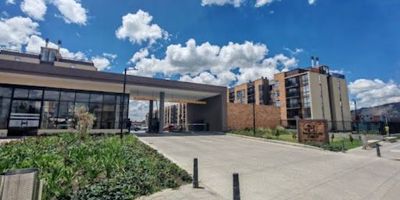 Apartamento para estrenar, con un área de 55 metros cuadrados, ubicado en el primer piso y estrato 4. El inmueble cuenta con excelente iluminación natural, dos habitaciones con closet, dos baños, sala-comedor, estudio, cocina integral con estufa a gas, zona de ropas, calentador a gas, balcón, pisos en cerámica y laminado y parqueadero descubierto y ascensor. El conjunto ofrece Club House con piscinas, gimnasio, zona BBQ, salón comunal, zona canina, juegos, zonas verdes, vigilancia y parqueadero visitantes. Su ubicación es  a solo 10 minutos del centro comercial de Cajicá, cerca de la Universidad Militar Nueva Granada, colegios, viveros y con acceso por la vía CajicáZipaquirá, Carrera 6 y Camino del Centello. canon más administración. para más información comuníquese con el ejecutivo comercial daniel rodriguez al celular yo whatsapp 3156705010, al correo daniel.rodriguezinmobiliariasaliadas.com