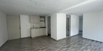 Se arrienda apartamento nuevo para estrenar, ubicado en Bello en la unidad cerrada El Bosque, barrio Trapiche. Cuenta con estrato 3, 55 m², 2 habitaciones, cocina semi integral, 2 baños con cabina, piso en cerámica, zona de ropas independiente, red de gas, amplio ventanal y se encuentra en el piso 1, ofreciendo una excelente Comodidad. 
?????Ubicación estratégica: a solo 10 minutos del CAI de Policía de Valadares y Obra 2Mil, a 15 minutos del parque principal de Bello y a 20 minutos de la estación del metro de Bello.
Zonas comunes