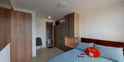 Código 9576064

Acogedor apartaestudio en venta de treinta y dos metros cuadrados, con vista exterior, ubicado en el sexto piso , con acceso por ascensor o escaleras. Dispone de una habitación, un baño, sala-comedor, cocina funcional y zona de lavandería. Cuenta con piso cerámico en todas sus áreas y un diseño moderno que aprovecha al máximo cada espacio. El edificio ofrece excelentes amenidades como salón social, gimnasio, zona de coworking, piscina y vigilancia privada las veinticuatro horas. Ubicado estratégicamente cerca del centro comercial Premier El Limonar, de almacenes D1 y Ara, del colegio Divino Salvador, la universidad Cooperativa de Colombia (UCC) y la estación del MIO El Refugio, con cómodas vías de acceso por la calle quinta y la carrera sesenta y cinco. ¡Una excelente opción para vivir o invertir en una zona de alta valorización!
