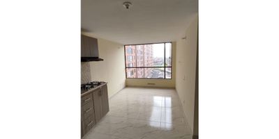 Apartamento en Venta – Conjunto Torres de Timiza, Bogotá D.C.

Se vende acogedor apartamento en el conjunto residencial Torres de Timiza, ubicado en el tradicional barrio Timiza. Cuenta con 2 habitaciones, 1 baño, cocina integral, zona de lavandería y closets, distribuidos en 33.48 m². Está ubicado en el séptimo piso con acceso por ascensor y escaleras. Edificio construido en 2022, en excelente estado de conservación.

El conjunto ofrece una amplia variedad de zonas comunes diseñadas para el confort y el entretenimiento de toda la familia: salones sociales, terraza Bbq, gimnasio con área de spinning, salón de juegos infantiles, sala de videojuegos y juegos de mesa, coworking, sala de cine, bicicletero, oratorio y miradores en el último piso de cada torre.

Además, cuenta con parqueadero comunal asignado por sorteo cada tres meses ($60.000), parqueadero para visitantes, portería y vigilancia 24/7.

Excelente ubicación, cerca del Parque Timiza, colegios y la Av. Villavicencio. Ideal para quienes buscan calidad de vida, seguridad y comodidad en un entorno familiar y tranquilo.
