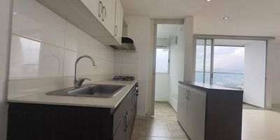 Arriendo amplio apartamento de 3 alcobas en Reconocido sector de alta valorizaciòn en el municipio de Itagui. Arriendo apartamento piso 21, con excelente vista, sector con excelente transporte pùblico, cercano a lugares de interes. Supermercados, Mall comercial, parques, Unidad cerrada y completa con amplias zonas comunes 