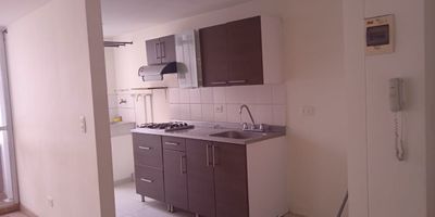 Apartamento piso 10, area 60 mts 
Salon comedor, balcon, 3 alcobas, 3 closet, 2 baños, cocina integral gas por red, zona ropas, piso madera laminada y ceramica, parqueadero. 