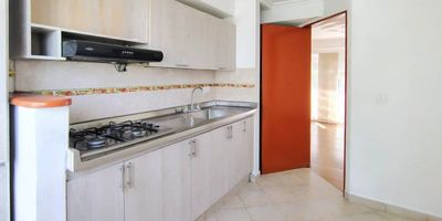 Apartamento en Arriendo – Belén, Medellín (Piso 4) Plazuelas de la 76
Este apartamento es la opción ideal para quienes buscan amplitud, comodidad y una excelente ubicación en uno de los sectores más agradables de Medellín. Situado en Belén, un barrio tranquilo y bien conectado, ofrece el equilibrio perfecto entre vida residencial y cercanía a todo tipo de servicios.El inmueble cuenta con 86 metros cuadrados, distribuidos en 3 alcobas con 3 clósets, una amplia sala comedor, 2 baños cabinados, y una cocina integral nueva con red de gas, moderna y funcional. Además, dispone de balcón con excelente vista, zona de ropas y todo el confort necesario para disfrutar día a día.La unidad residencial ofrece piscina, zona de juegos infantiles y portería 24 horas, brindando seguridad y espacios para el descanso familiar.
COD 8567