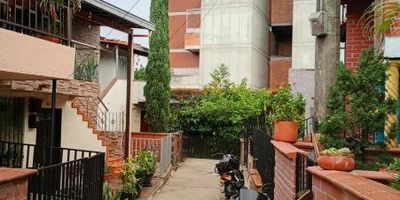 ¡Oportunidad única en el sector Suramérica Itagüí! Descubre tu nuevo hogar en el exclusivo barrio Cedros de Badajoz, donde la comodidad y el estilo se unen en un espacio de 65 m2 lleno de posibilidades.
Está casa, con 3 amplias habitaciones y un baño, te brindará el confort que has estado buscando. Disfruta de la practicidad de un parqueadero común y la cercanía a colegios y centros comerciales, todo en un entorno acogedor y seguro.
Déjate envolver por la luminosidad de los 3 amplios closets y la cocina semi-integral. Relájate en la comodidad de la sala-comedor y el balcón, en una distribución abierta que potencia la sensación de espacio y libertad.
¡Esta casa es la oportunidad perfecta para vivir en Itagüí con estilo y calidad de vida! No dejes pasar esta chance única de hacer tuyo este hogar lleno de posibilidades.