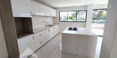 Arriendo Casa Unifamiliar Duplex en La Estrella-Pueblo Viejo área 200 m² esta ubicada en una zona tranquila con fácil acceso a servicios de comercio, transporte público, cerca a la Guarderia Koala.
Cuenta con 3 pisos disdribuidos de tal manera que puedes vivir o casa local, tiene 3 alcobas, 2 closets, 4 baños, 1 vestier, sala y comedor, cocina integral, meson en cuarzo, red de gas, piso en ceramica, 2 balcones, zona de ropas, terraza, patio, jardín interno, solar, zona de parqueo, zonas verdes.Este lugar esta pensado para disfrutar de amplios espacios, disfrutar el aire libre y la naturaleza, es un ambiente acogedor, y calido para estar en familia, emprender como un mirador, fonda, espacios de recreacion y ocio, es perfecto para comenzar una nueva etapa.Si quieres conocer esta propiedad y ahacer de ella tunuevo lugar favorito programar tu cita es muy fácil llama o escribenos 3104289911 y recibe asesoria personalizada.