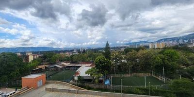 Hermoso apartamento para estrenar de 53 mtr2 ubicado en el barrio porvenir. Disfruta de tres habitaciones, dos baños modernos y una cocina semi-integral perfecta para tus mejores recetas. relájate en la sala-comedor, respira aire fresco en el balcón y parqueadero comunal. Además, el edificio ofrece las mejores comodidades salón social para tus eventos, parque infantil para que los niños se diviertan y una cancha para ejercitarte y piscina.