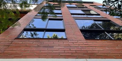 Apartamento en Calasanz parte baja, zona residencial tranquila y de facil acceso. Espacio bien distribuido, con excelente iluminacion natural y ventilacion. Cercano a supermercados, transporte publico y vias principales. Ideal para una persona o pareja que busque comodidad y ubicacion estrategica en un entorno seguro y agradable. Que esperas para contactarnos? 