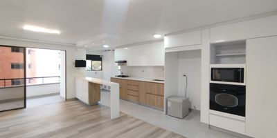 Apartamento de 115m en San Lucas, Medellin. Cuenta con 2 alcobas mas estudio o zona de estar. Ubicado en un sector residencial tranquilo, con facil acceso a transporte publico, la Transversal Superior, la iglesia de San Lucas y el Mall San Lucas. Ideal para quienes buscan comodidad, buena ubicacion y un entorno familiar y exclusivo. Contactanos!