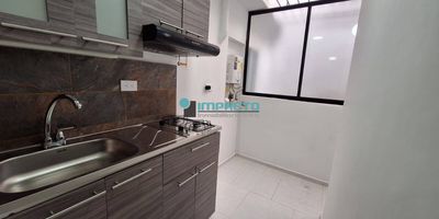 45² aproximados, 1 baño, 1 closet, cocina integral, gas domiciliario, calentador, zona de ropas.
Observaciones: Los servicios están incluidos, energía, gas alcantarillado, agua, para estrenar. 
Valor del canon $1.400.000 