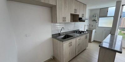 Herencia inmobiliaria s.a.s  ofrece Apartamento 58 mts en Arriendo Bello Sector la Navarra 

Sala comedor  Cocina Semi integral Abierta 2 habitaciones, dos de ellas con closet Baño completo Zona de ropas, parqueadero privado 
Piscina para adultos y niñosGimnasio, cancha múltiple Zonas verdes, lugar muy tranquilo rodeado de naturaleza Porteria 24 Horas.Minimercado
A 5 minutos del centro comercial puerta del norte y estación Niquia