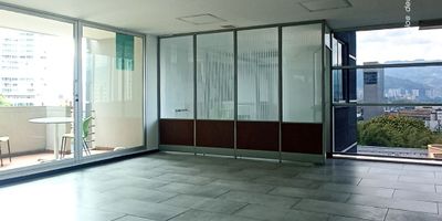 Descubre esta exclusiva oficina ubicada en el corazón de la ciudad, con una distribución perfecta de 114 metros cuadrados que te brindarán el espacio ideal para potenciar tu negocio. Con 2 baños y 3 parqueaderos, este lugar se convierte en la opción ideal para aquellos que buscan comodidad y funcionalidad. No pierdas la oportunidad de hacer de este espacio el escenario perfecto para alcanzar tus metas profesionales. ¡Contáctanos y haz de esta oficina el lugar donde tus sueños se hacen realidad!