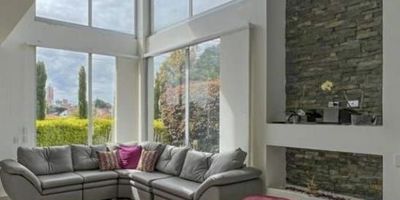 2 niveles distribuidos en: 5 habitaciones, 6 baños, cocina integral, sala comedor, zona de ropas, balcón, cuarto de servicio, parqueadero para 2 vehículos, amplias zonas verdes alrededor de la propiedad. 

Casa en parcelación con vigilancia las 24 horas.