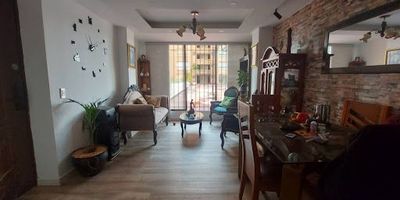 Diseñado para quienes disfrutan la comodidad sin renunciar al estilo, este apartamento ofrece un equilibrio perfecto entre funcionalidad y bienestar.
Cuenta con 2 habitaciones con clóset (una con baño privado), baño social, cocina abierta y moderna, y una sala amplia que conecta con el exterior, aportando luz natural y frescura.
Su ubicación en primer piso, con vista al patio interior, brinda privacidad y un ambiente tranquilo.
El conjunto ofrece espacios pensados para el disfrute diario: parque infantil, salón social y sendero para caminar con mascotas o relajarse al final del día.
Incluye parqueadero privado y cuarto útil, garantizando orden y comodidad.
Ideal para quienes buscan un espacio acogedor, práctico y listo para disfrutar desde el primer día.