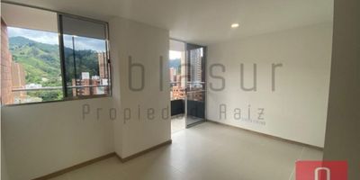 Nuevo con puerta de seguridad y cerradura electrónica, 3 habitaciones, 3 closet, 2 baños, cocina integral, sala comedor, balcón, estar pequeño, calentador, zona de ropas, red de gas, cuarto útil, piso en porcelanato y madera laminada,1 parqueadero cubierto, piso 24, área 64 m2, estrato 4.

Zonas comunes terminadas y en funcionamiento: Gimnasio dotado, Salon social, Lobby con sala de espera, porteria 27 horas.

Zonas comunes que se entregan en un año: Salon de video juegos, zonas humedas, cancha de squash, juegos infantiles, coworking exterior.

Sector cercano al tránsito de Sabaneta y biblioteca municipal, C.C Aves Maria, facil acceso a la unidad deportiva sur y al hospital Venancio Diaz.
