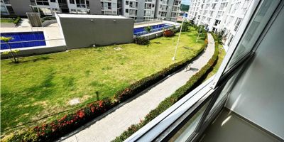 Hermoso apartamento en Arriendo en el sector de Miramar. El apartamento se encuentra en conjunto residencial ,ubicado en piso segundo con vista al interior. El conjunto residencial ofrece completas zonas sociales como tres piscinas para adultos y niños, un gimnasio, parque infantil, cancha múltiple; cuenta con planta eléctrica, parqueadero de visitantes, lobby y vigilancia privada permanente.

El apartamento consta de dos  alcobas y un espacio de estudio. a principal con baño privado, closet y con aire acondicionado, baño auxiliar para la segunda  y tercera alcoba. sala-comedor y cocina integral, zona de labores y un parqueadero asignado.

 ¿Estás buscando tranquilidad y comodidad en el norte de la ciudad? Tienes que ver este apartamento ¡No esperes más y llámame para comprarlo! Las visitas deben ser programadas con anticipación para una mejor atención.
