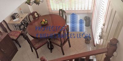 En la Granja, Engativá, te ofrecemos en venta casa esquinera de 3 niveles, ubicación estratégica en el conjunto, buena iluminación en cada uno de sus espacios, lindos acabados, escaleras, puertas y persianas en madera natural.

La casa cuenta en el primer piso con sala comedor, cocina, patio y baño social. En el segundo piso encontramos una habitación y un área de sala estar con posibilidad de convertirlo en cuarta habitación. En el tercer piso encontramos una segunda habitación y la habitación principal y baño.

La casa cuenta con tanque de agua propio y espacio para almacenar en techo. Los pisos son en cerámica.

El conjunto cuenta con vigilancia 24 horas, 2 salones sociales, parque infantil, zonas verdes.

No dejes esta oportunidad, conocerla es disfrutar de sus espacios. SL9020

Si está considerando la opción de financiar su compra a través de un crédito hipotecario, nos complace informarle que ofrecemos asesoría personalizada para ayudarle a encontrar las mejores condiciones de crédito, tasas de interés y plazos de acuerdo con sus necesidades y perfil financiero. ¡Consúltanos!

 
