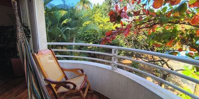 Venta Casa de Tres Niveles – Ideal para Inversión, Propiedad esquinera con área de lote de 235 m² y área construida de 555 m²,  Barrio Olímpico  Cali, zona sur-central, cerca a las Canchas Panamericanas. Situada frente a la entrada lateral del Polideportivo del Barrio Olímpico, a una cuadra de la Autopista Suroriental. Cuenta con amplia zona de parqueo y se encuentra cerca de clínicas, centros comerciales y diversos servicios.
Distribución: Primer piso: Local comercial en funcionamiento con negocio de comidas rápidas y baño, además de dos apartamentos, cada uno con 2 habitaciones y 1 baño. Segundo piso: Dos apartamentos tipo dúplex.: Primer dúplex: Consta de sala-comedor, cocina, 1 habitación, 1 baño y balcón. En el tercer nivel cuenta con terraza, zona de oficios, dos habitaciones adicionales y un baño. Segundo dúplex: En el segundo nivel dispone de sala-comedor, cocina, 3 habitaciones y 1 baño. En el tercer nivel cuenta con una habitación adicional, baño, terraza y zona de servicios.