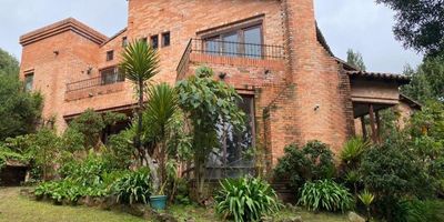 PRECIO DE OPORTUNIDAD! hermosa casa de 2 pisos. Lote: 1.633m2. Área construida: 428m2. Km 5 vía la Calera, Rodamonte. Sala amplia muy iluminada, ventanales de piso a techo, con linda vista a árboles y chimenea, comedor independiente, cocina, zona de lavandería y cuarto y baño de servicio. Family room, estudio. Baño social. 3 habitaciones 2 de ellas con baño privado. Balcones. Jacuzzi al aire libre. Depósito interno. Zona BBQ. 3 parqueaderos. ADMINISTRACIÓN NO INCLUIDA $200.000. También se vende $1.950.000.000