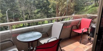 Código 9576FR658. Amplio apartamento, muy bien ubicado, con lindas zonas verdes. Cuenta con 3 habitaciones, la principal con baño privado y walking closet. Baño de alcobas y baño social. Sala con balcón. Hall de alcobas o estudio. Comedor. Cocina ámplia, zona de lavandería. Cuarto y baño de servicio. 2 parqueaderos en línea, 1 depósito. En conjunto cerrado, con ascensor, citofonía, gimnasio, zon bbq, salón comunal, parqueadero de visitantes, vigilancia permanente, cctv y zonas verdes.   
