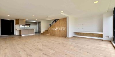 Codigo 19436. Casa en venta para estrenar en el exclusivo conjunto Fique de Chía. Con una área construida de 114.65 m² distribuidos en tres niveles, esta propiedad combina diseño moderno, confort y funcionalidad, ofreciendo el equilibrio perfecto entre elegancia y bienestar. Cuenta con tres habitaciones amplias, cada una con baño privado, una terraza en la habitación principal con vista privilegiada, patio trasero ideal para disfrutar del aire libre, cocina abierta con diseño contemporáneo, zona de lavandería independiente, baño social, depósito y excelente iluminación natural en todos los espacios. El conjunto ofrece seguridad y vigilancia 24 horas, y próximamente contará con piscina y zonas sociales pensadas para compartir en familia o con amigos. Valor de venta: $720.000.000 COP. Administración: $355.000 COP. Una oportunidad única para vivir con estilo y tranquilidad en una de las zonas más apetecidas de Chía. ¡Contáctanos y agenda tu visita hoy mismo!