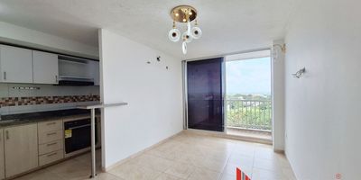 ¡Excelente oportunidad en Barranquilla!
Se vende acogedor y moderno apartamento en el exclusivo conjunto +House, ubicado en una zona central y estratégica, cerca de todo: centros comerciales, supermercados, colegios y principales vías de acceso. El inmueble se destaca por su amplitud, frescura y buena iluminación natural, ofreciendo un ambiente cómodo y funcional.
Cuenta con 3 habitaciones, 2 baños, sala-comedor, cocina integral y zona de labores. Ideal para familias que buscan comodidad, ubicación y tranquilidad en un mismo lugar. El conjunto ofrece seguridad 24 horas, áreas comunes y un entorno agradable para disfrutar en familia.
No pierdas la oportunidad de vivir o invertir en uno de los sectores más cotizados de la ciudad. Cod: 613